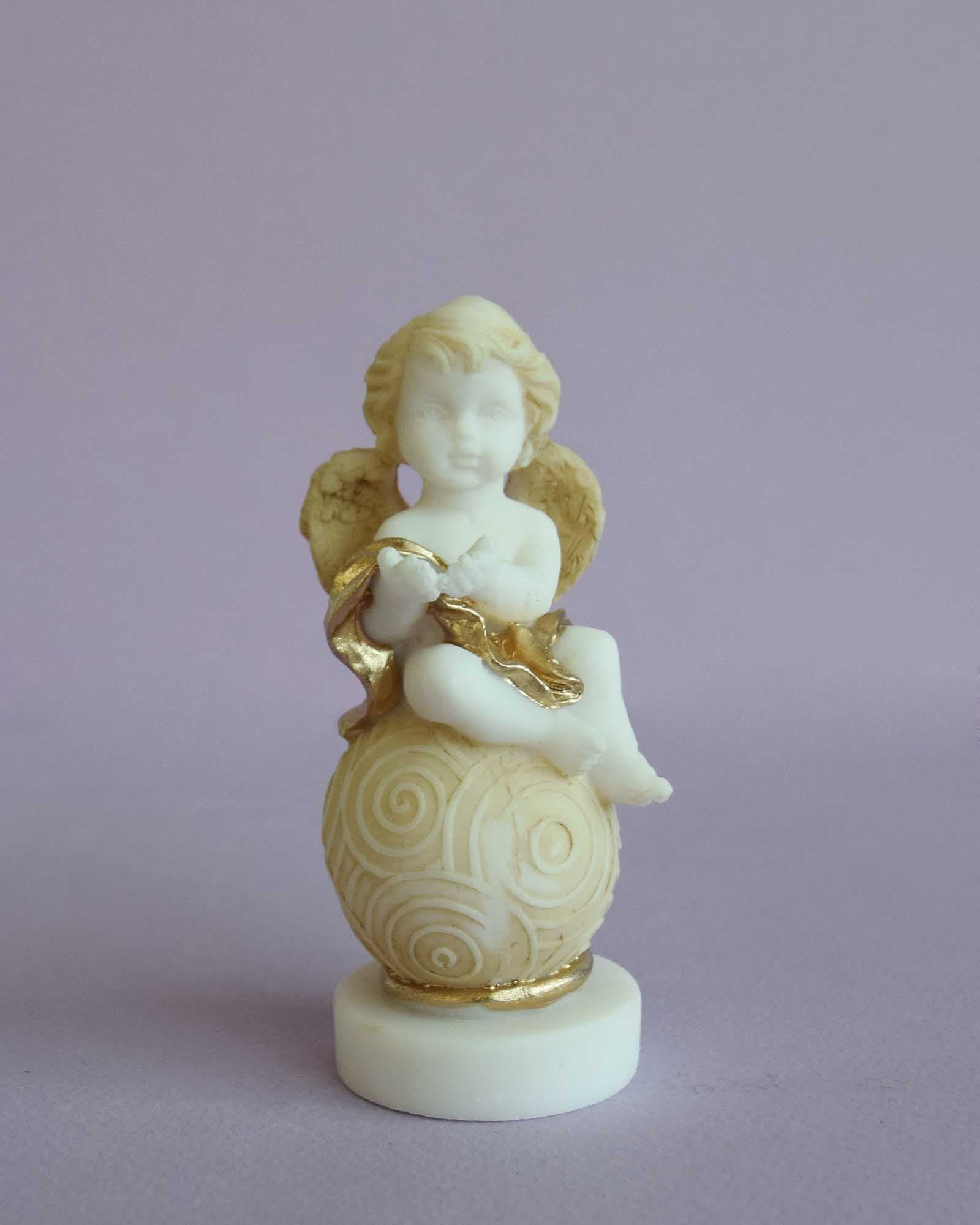 Angel sitting on a sphere statue type 4