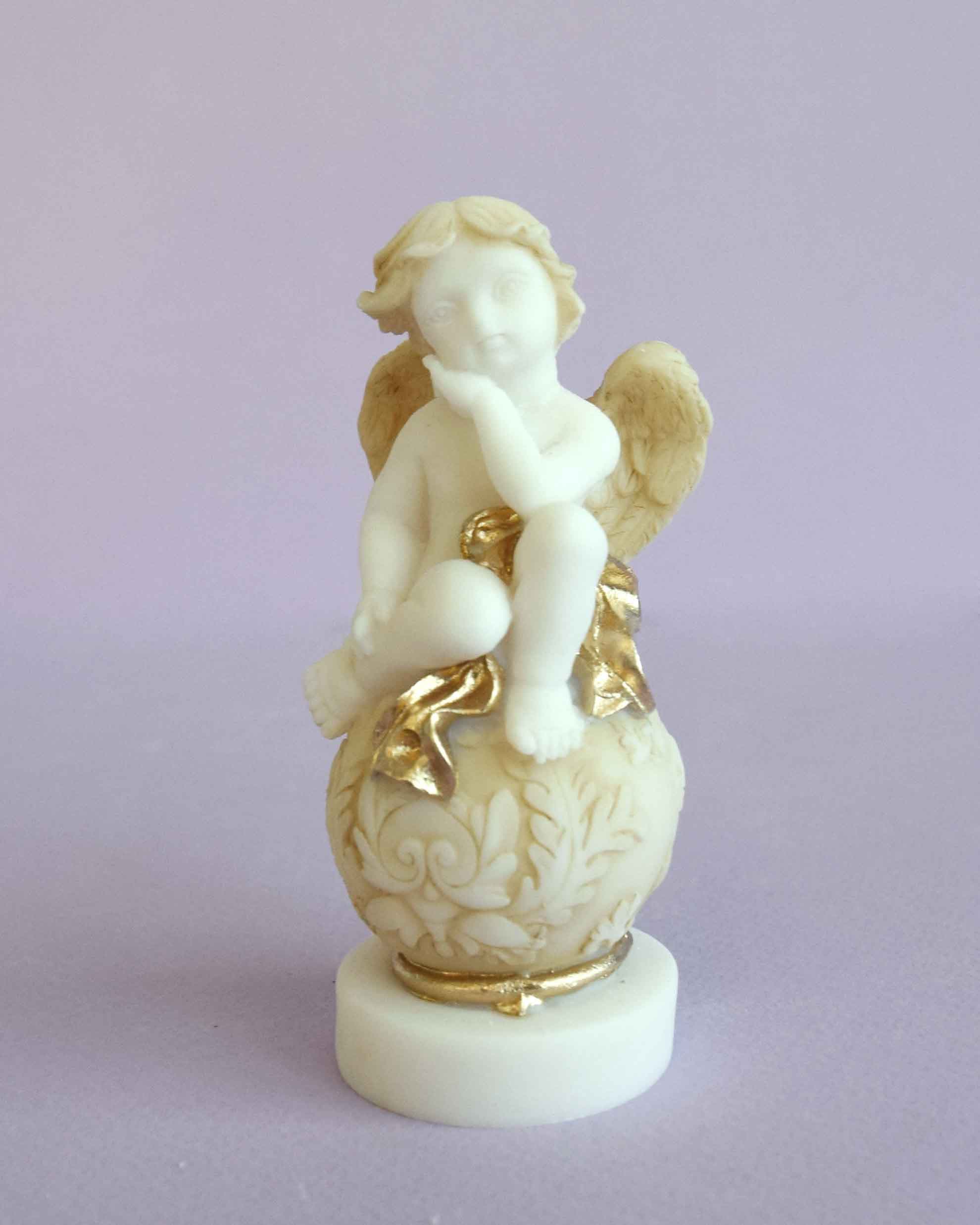 Angel sitting on a sphere statue type 1