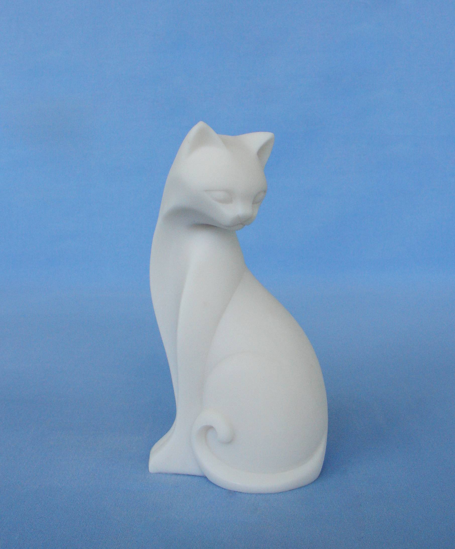 Cat looking back statue modern style